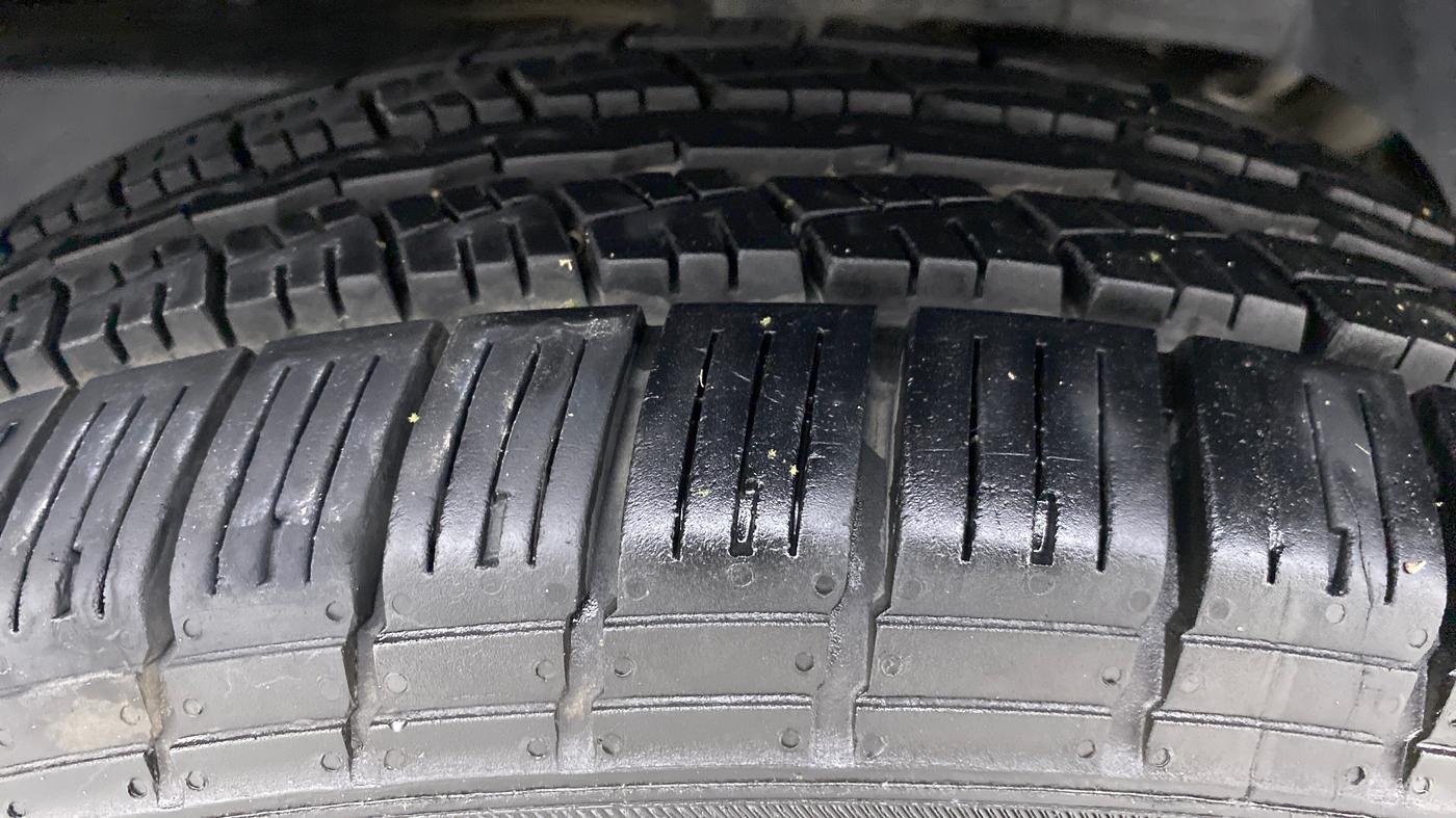 2019 Mahindra TUV300 T4+, Diesel, Manual, 74,405 km, Left Rear Tyre Tread