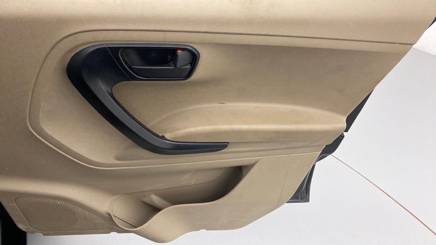 2019 Mahindra TUV300 T4+, Diesel, Manual, 74,405 km, Driver Side Door Panels Control