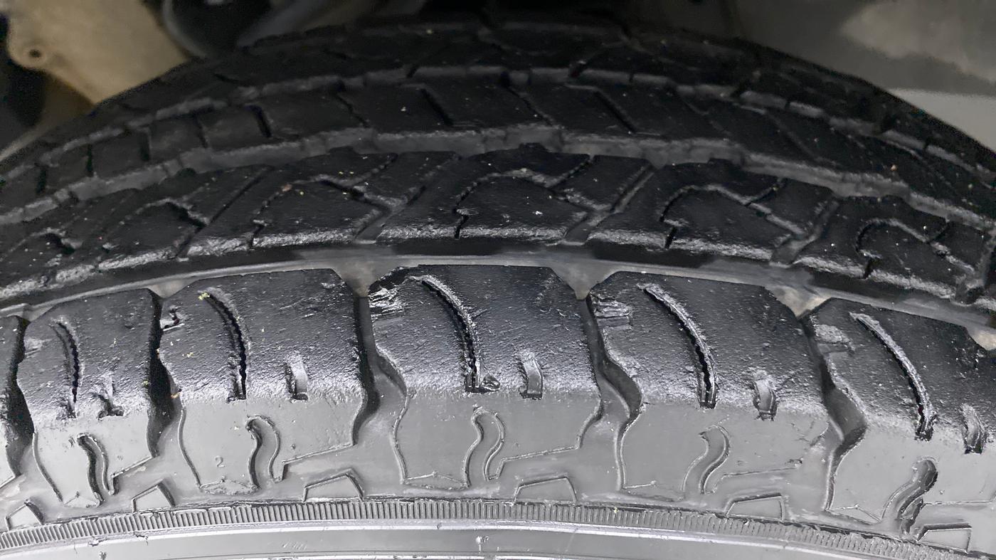 2019 Mahindra TUV300 T4+, Diesel, Manual, 74,405 km, Left Front Tyre Tread