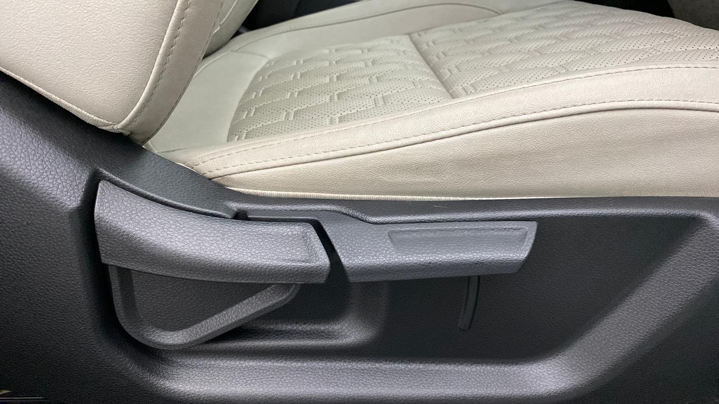 2020 KIA SELTOS HTX 1.5 PETROL MT, Petrol, Manual, 16,739 km, Driver Side Adjustment Panel