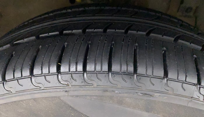 2018 Maruti Ertiga VXI LIMITED EDITION, Petrol, Manual, 74,876 km, Right Front Tyre Tread