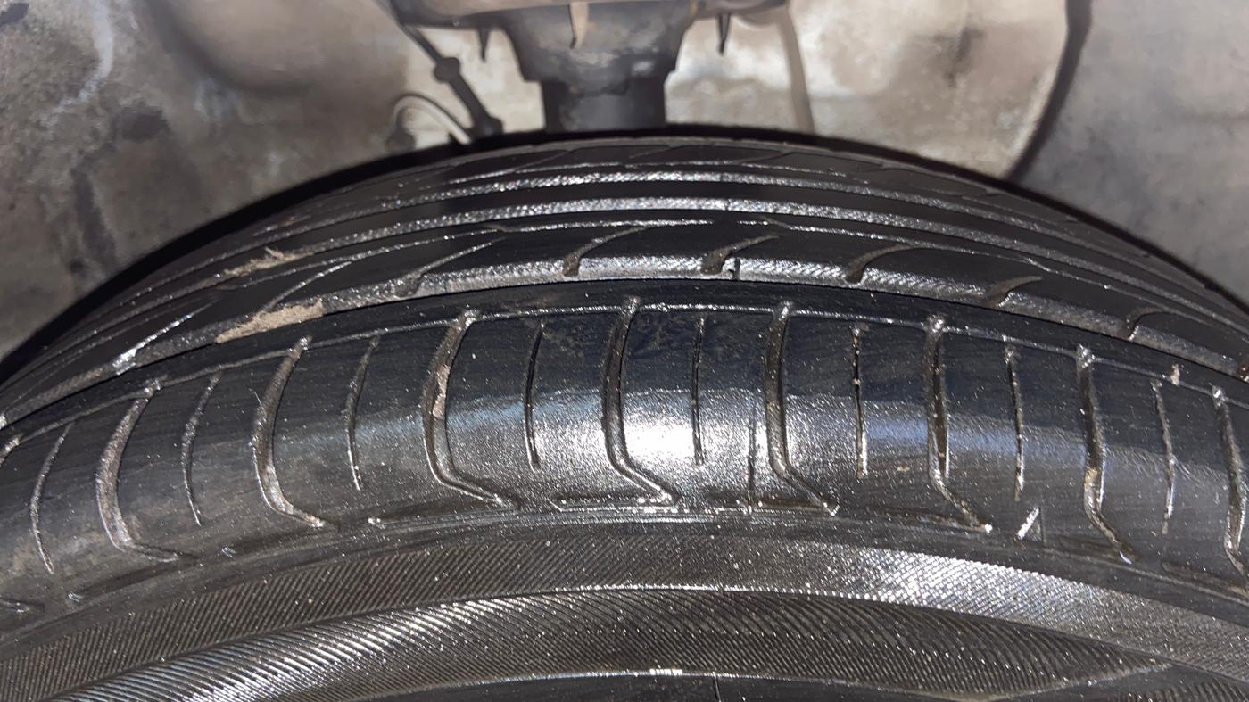 2018 Hyundai Elite i20 ASTA 1.2  CVT, Petrol, Automatic, 1,03,582 km, Right Front Tyre Tread