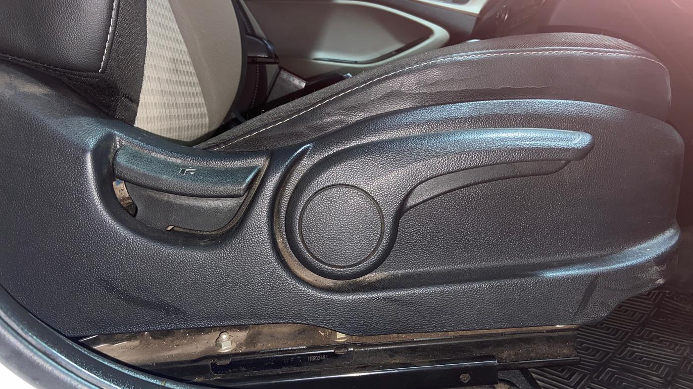 2018 Hyundai Elite i20 ASTA 1.2  CVT, Petrol, Automatic, 1,03,582 km, Driver Side Adjustment Panel