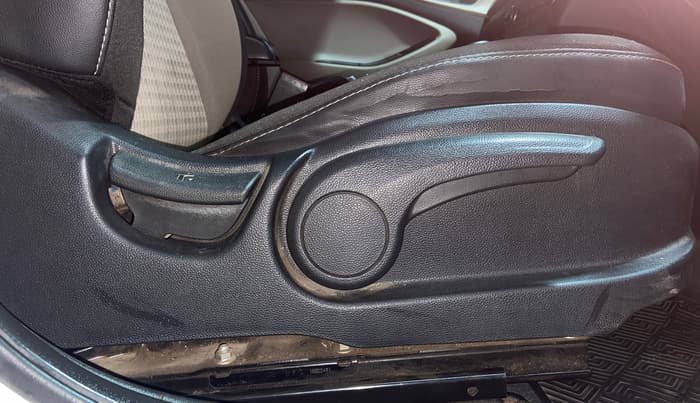 2018 Hyundai Elite i20 ASTA 1.2  CVT, Petrol, Automatic, 1,03,895 km, Driver Side Adjustment Panel