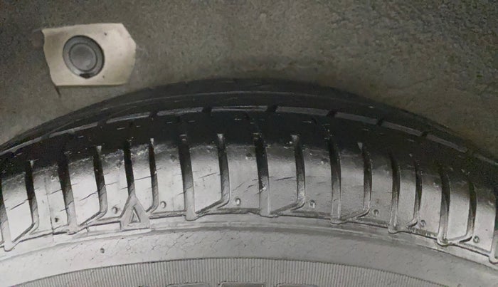 2011 Hyundai i10 MAGNA 1.1, Petrol, Manual, 30,901 km, Right Rear Tyre Tread