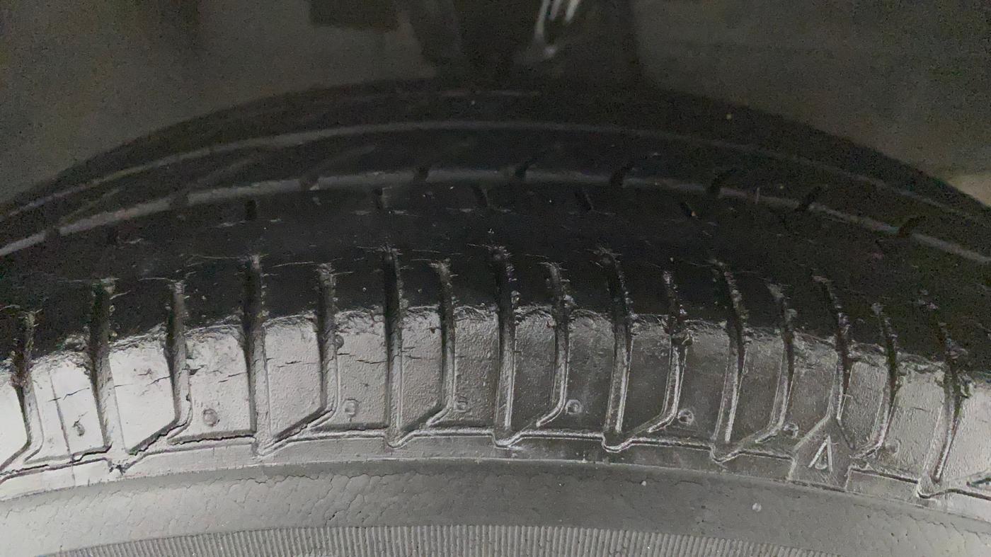 2011 Hyundai i10 MAGNA 1.1, Petrol, Manual, 30,901 km, Right Front Tyre Tread
