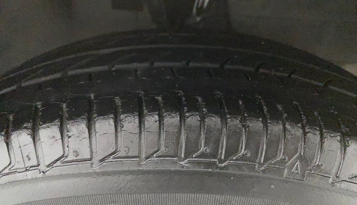 2011 Hyundai i10 MAGNA 1.1, Petrol, Manual, 30,901 km, Right Front Tyre Tread