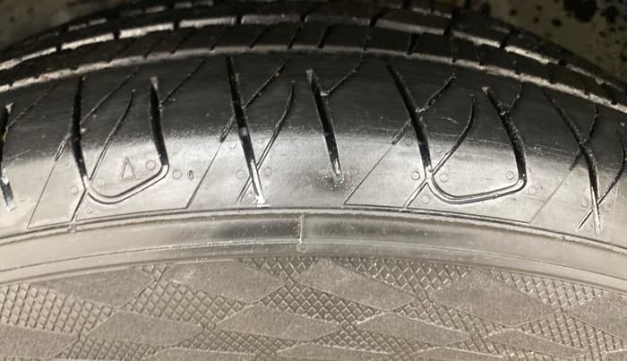 2017 Mahindra XUV500 W6, Diesel, Manual, 56,435 km, Left Front Tyre Tread