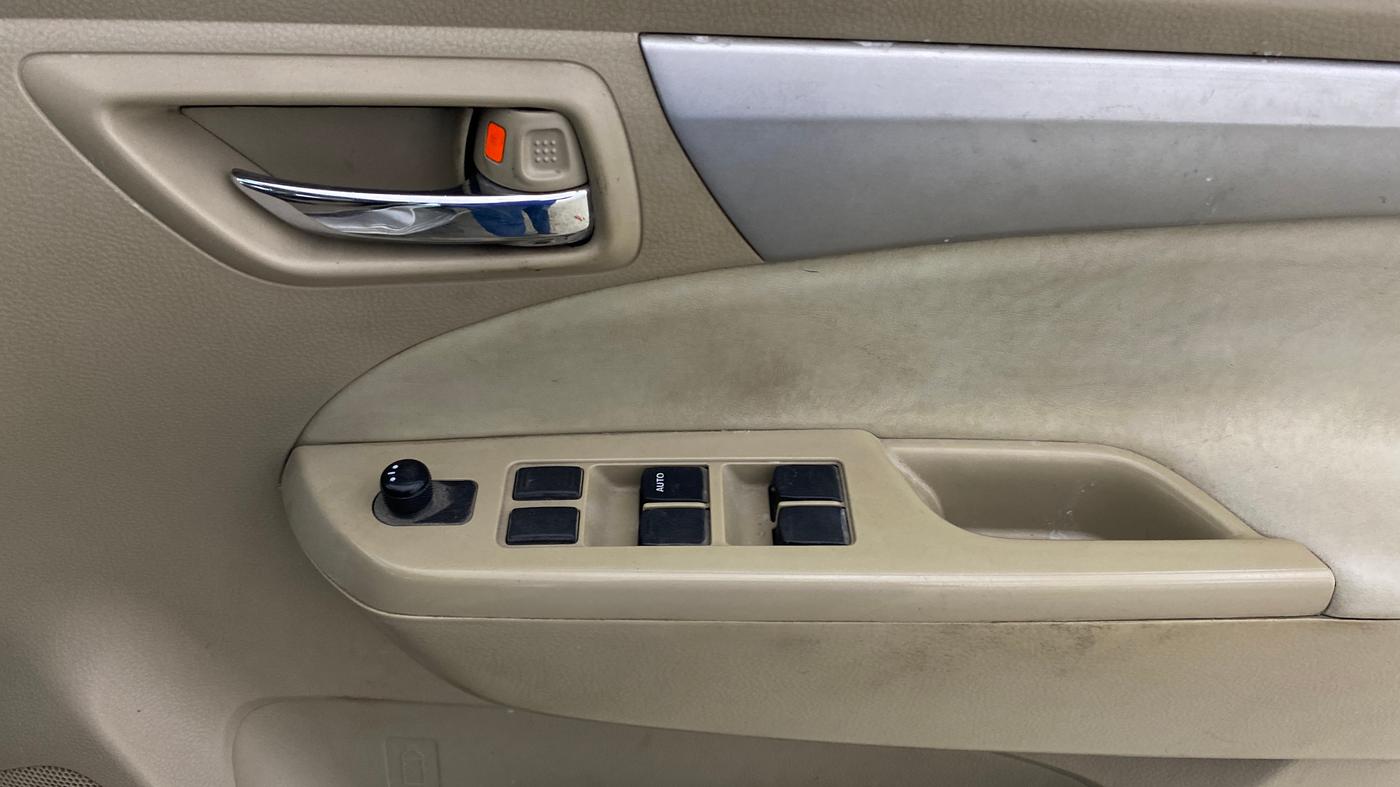 2014 Maruti Ertiga VXI CNG, CNG, Manual, 80,251 km, Driver Side Door Panels Control
