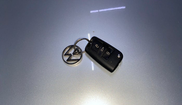 2024 Volkswagen TAIGUN COMFORTLINE 1.0 TSI MT, Petrol, Manual, 38,062 km, Key Close Up