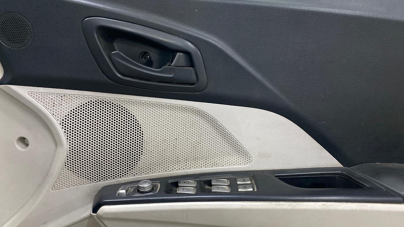 2020 Mahindra XUV300 W6 1.2 PETROL, Petrol, Manual, 83,760 km, Driver Side Door Panels Control