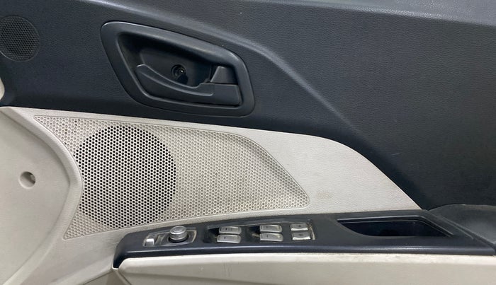 2020 Mahindra XUV300 W6 1.2 PETROL, Petrol, Manual, 83,760 km, Driver Side Door Panels Control