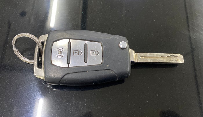 2020 Mahindra XUV300 W6 1.2 PETROL, Petrol, Manual, 83,760 km, Key Close Up