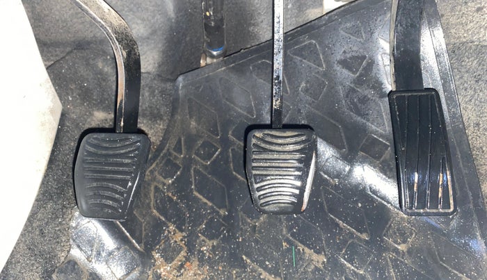 2020 Mahindra XUV300 W6 1.2 PETROL, Petrol, Manual, 83,760 km, Pedals