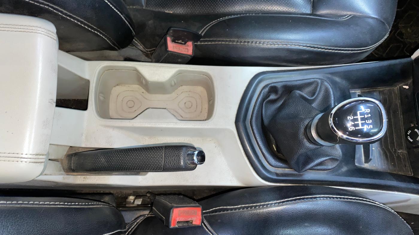 2020 Mahindra XUV300 W6 1.2 PETROL, Petrol, Manual, 83,760 km, Gear Lever