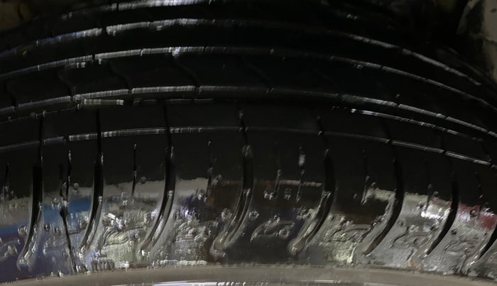 2020 Mahindra XUV300 W6 1.2 PETROL, Petrol, Manual, 83,760 km, Right Rear Tyre Tread