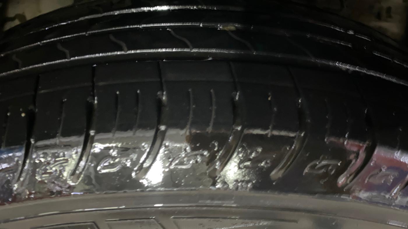 2020 Mahindra XUV300 W6 1.2 PETROL, Petrol, Manual, 83,760 km, Right Front Tyre Tread