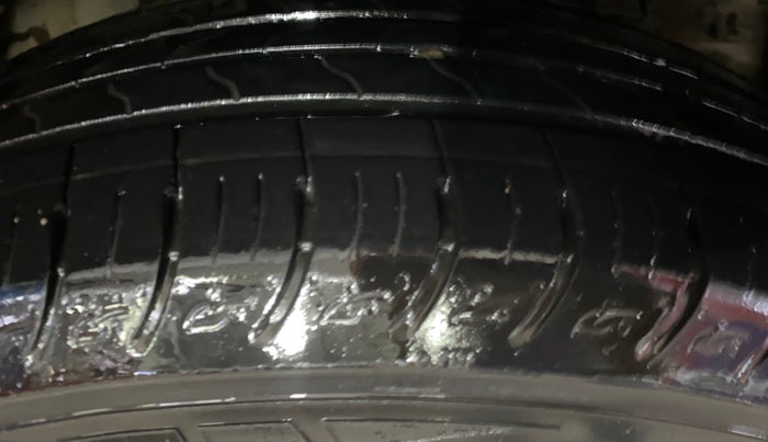 2020 Mahindra XUV300 W6 1.2 PETROL, Petrol, Manual, 83,760 km, Right Front Tyre Tread