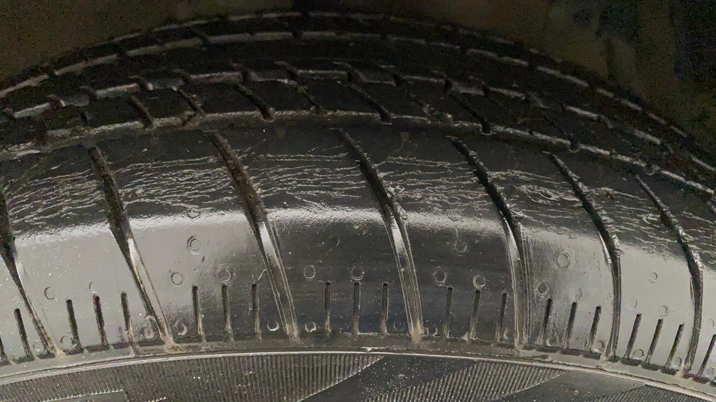 2015 Maruti Ertiga ZXI, Petrol, Manual, 24,957 km, Right Front Tyre Tread