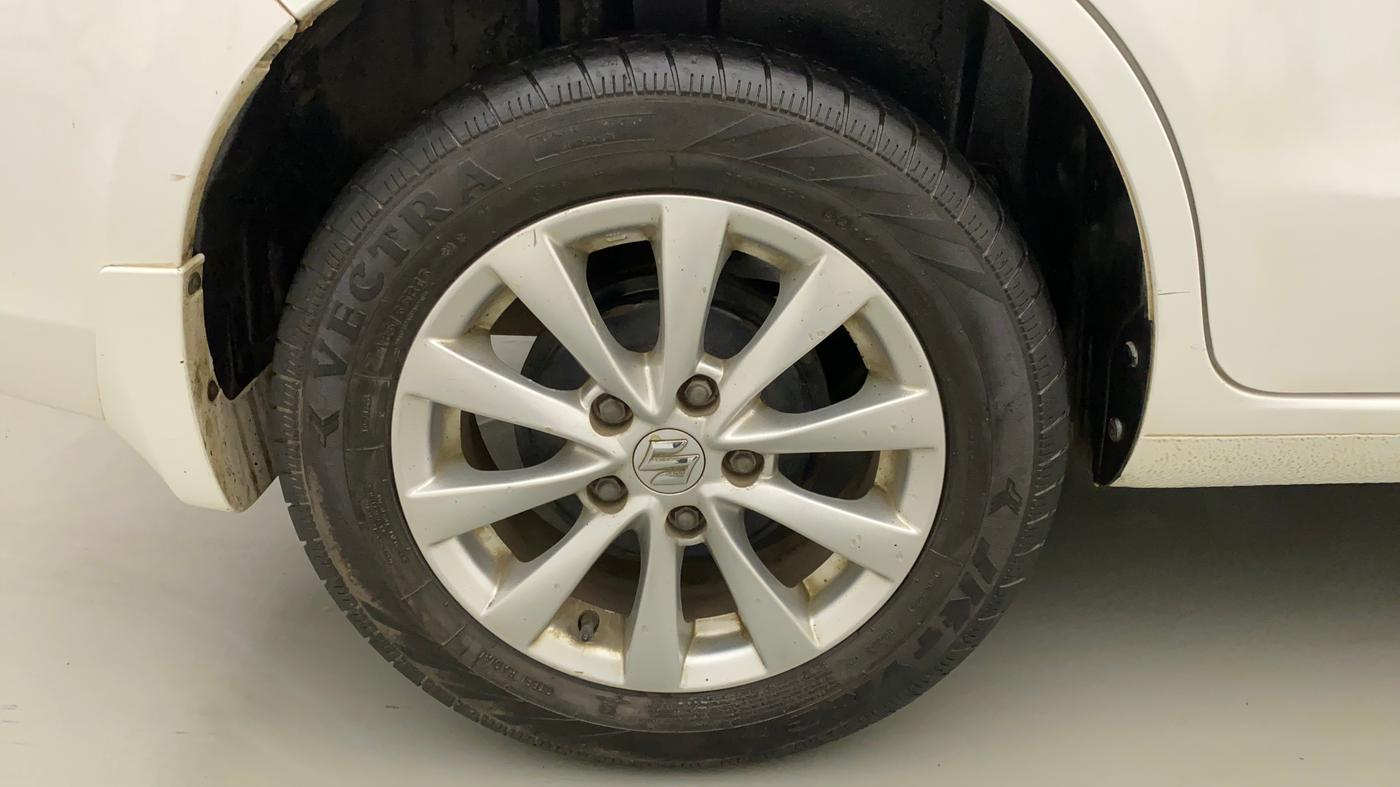 2015 Maruti Ertiga ZXI, Petrol, Manual, 24,957 km, Right Rear Wheel