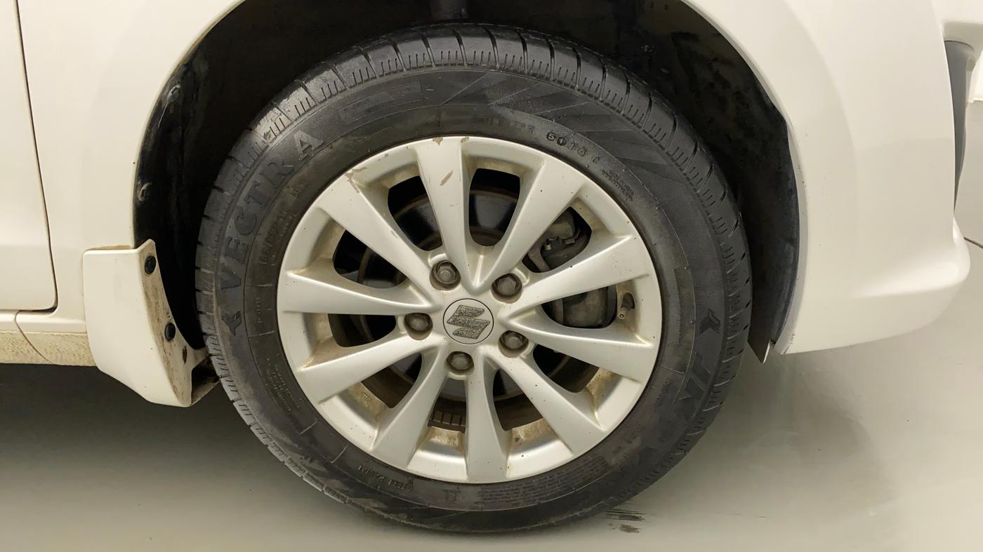 2015 Maruti Ertiga ZXI, Petrol, Manual, 24,957 km, Right Front Wheel