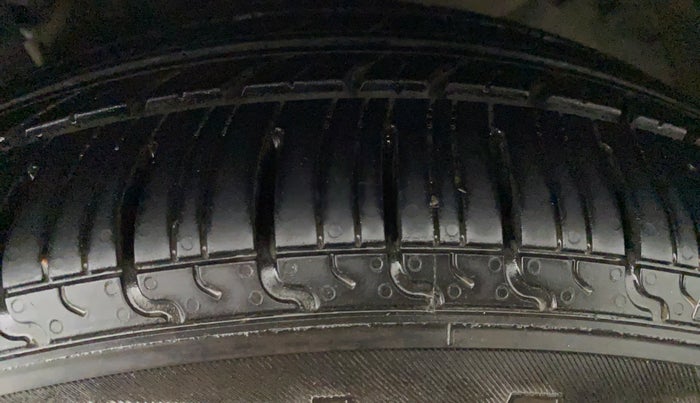 2014 Maruti Ciaz ZXI, Petrol, Manual, 63,412 km, Left Rear Tyre Tread