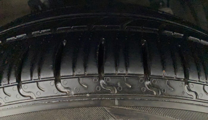 2014 Maruti Ciaz ZXI, Petrol, Manual, 63,412 km, Left Front Tyre Tread