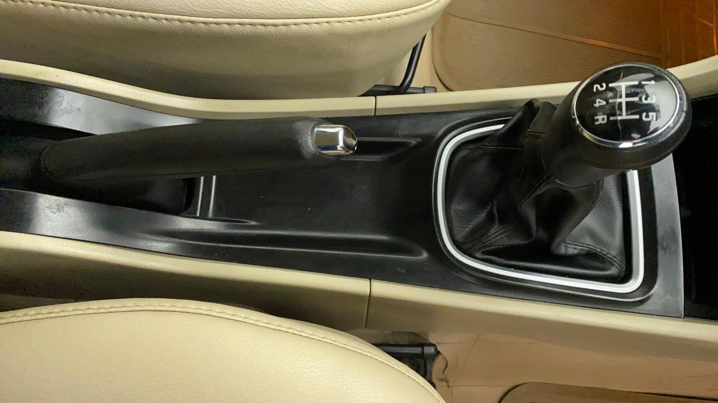 2014 Maruti Ciaz ZXI, Petrol, Manual, 63,412 km, Gear Lever