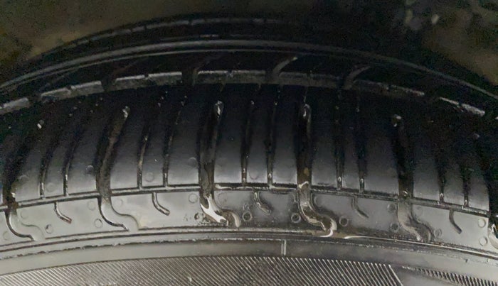 2014 Maruti Ciaz ZXI, Petrol, Manual, 63,412 km, Right Rear Tyre Tread