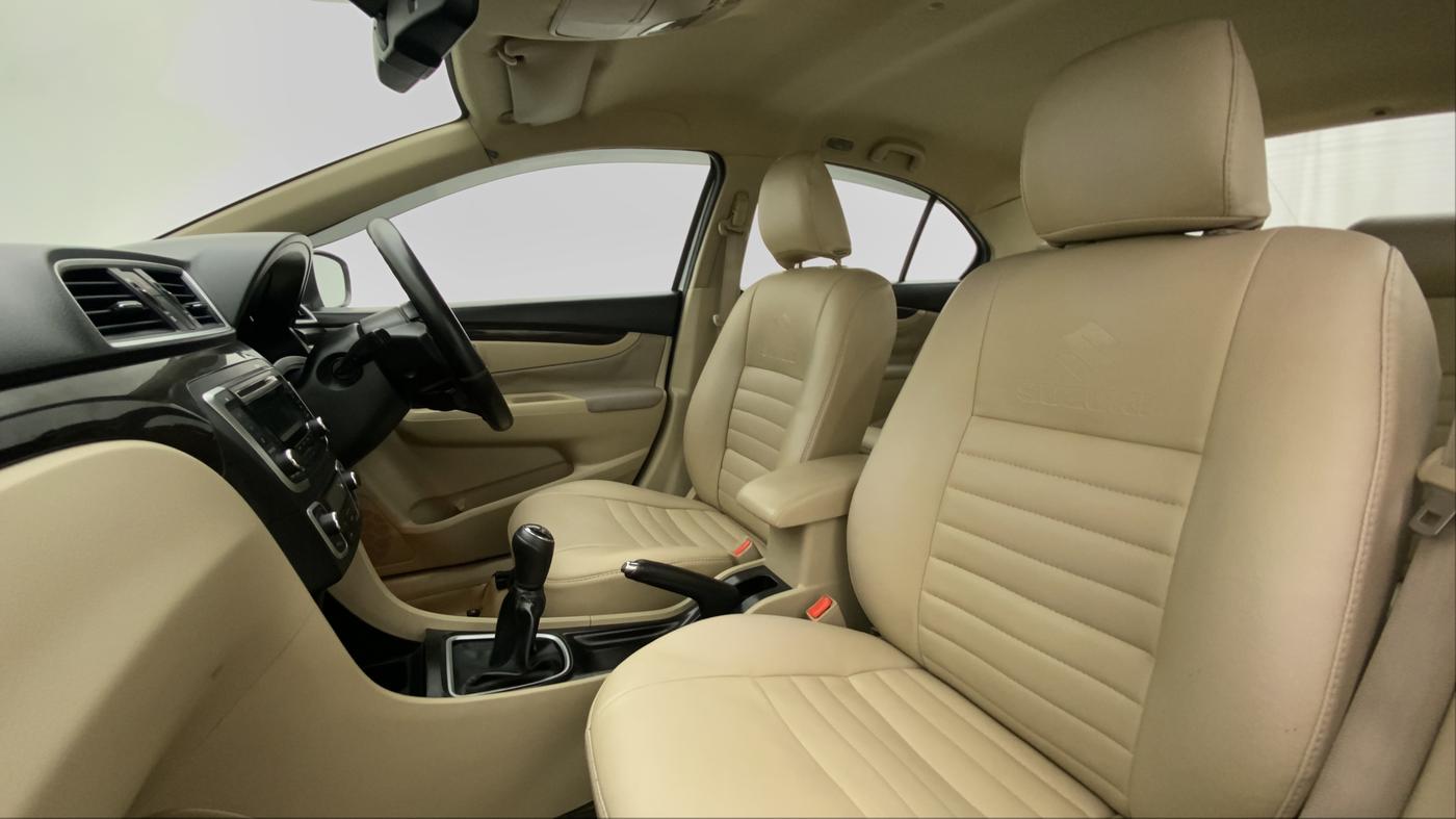 2014 Maruti Ciaz ZXI, Petrol, Manual, 63,412 km, Right Side Front Door Cabin