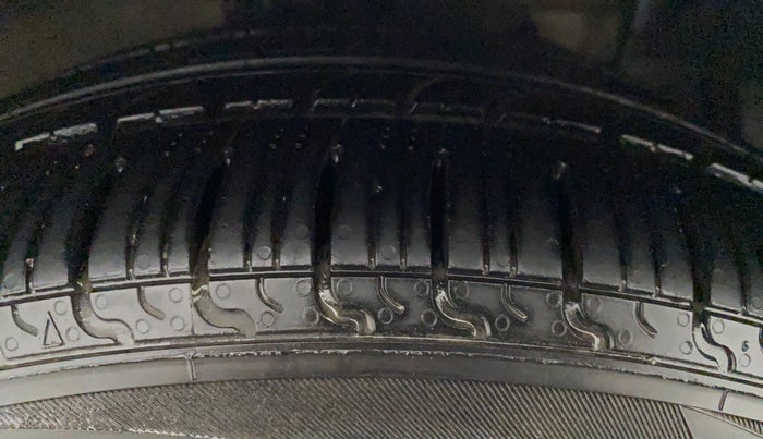 2014 Maruti Ciaz ZXI, Petrol, Manual, 63,412 km, Right Front Tyre Tread