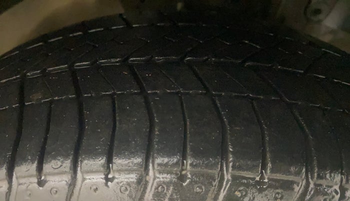 2014 Ford Figo EXI 1.2 PETROL, Petrol, Manual, 1,11,013 km, Right Front Tyre Tread