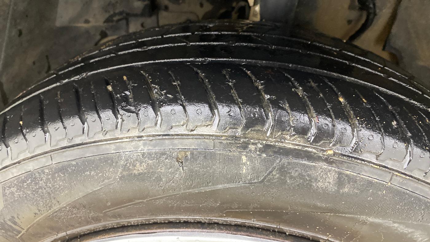 2018 Tata NEXON XM PETROL, Petrol, Manual, 1,18,173 km, Left Front Tyre Tread