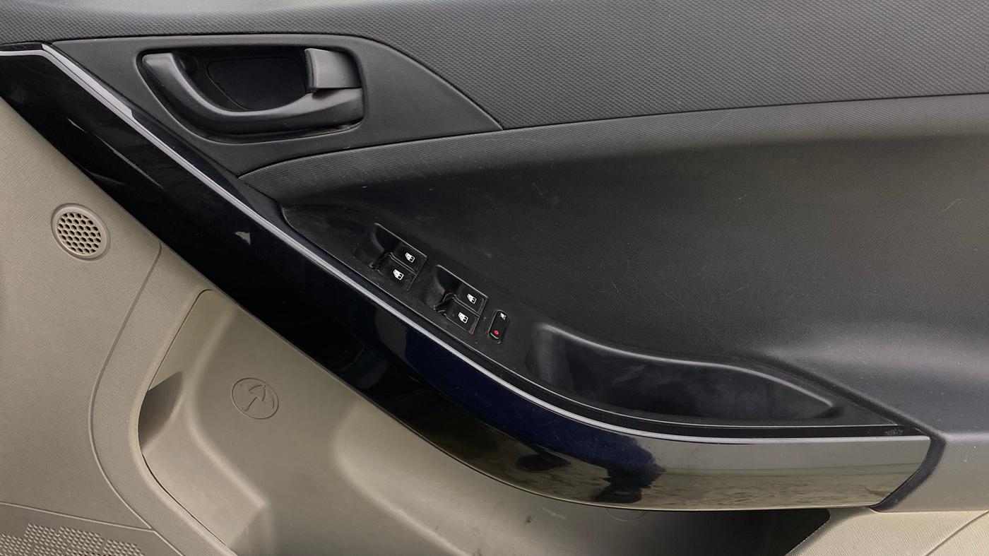 2018 Tata NEXON XM PETROL, Petrol, Manual, 1,18,173 km, Driver Side Door Panels Control
