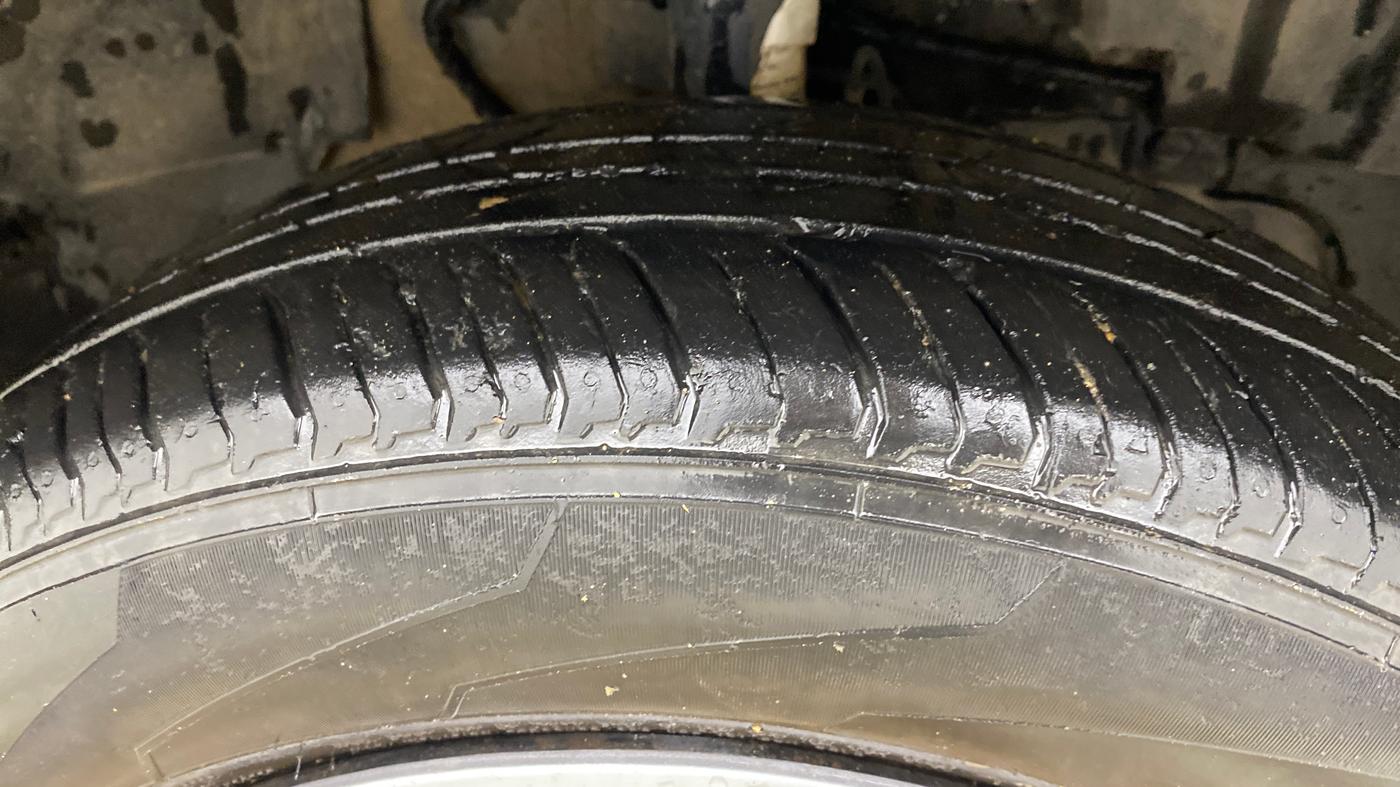 2018 Tata NEXON XM PETROL, Petrol, Manual, 1,18,173 km, Right Front Tyre Tread