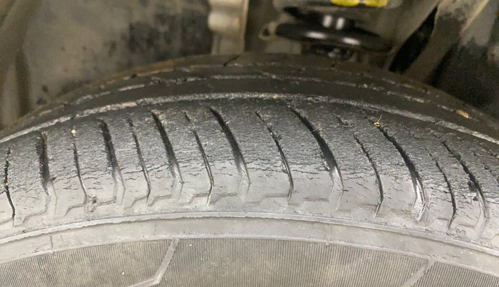 2022 Nissan MAGNITE XE, Petrol, Manual, 30,713 km, Left Front Tyre Tread