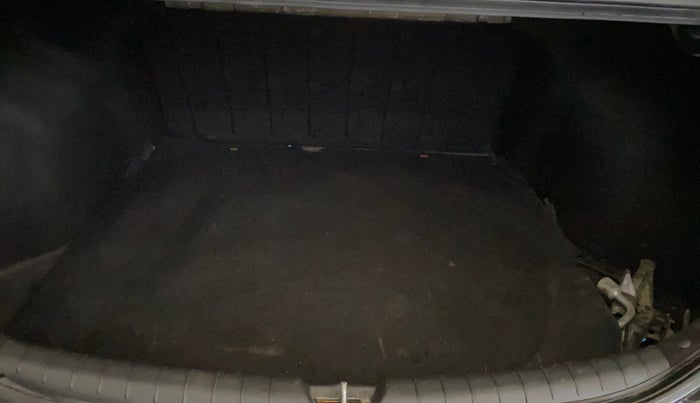 2017 Hyundai Verna 1.6 VTVT SX, Petrol, Manual, 1,06,036 km, Boot Inside