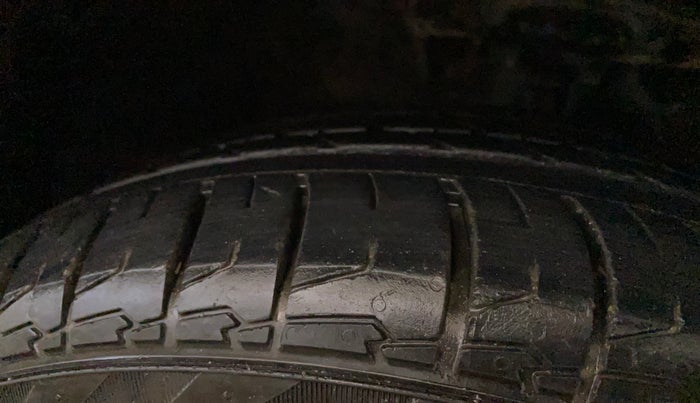 2017 Hyundai Verna 1.6 VTVT SX, Petrol, Manual, 1,06,036 km, Right Front Tyre Tread