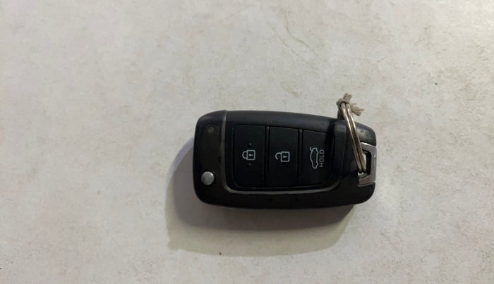 2017 Hyundai Verna 1.6 VTVT SX, Petrol, Manual, 1,06,036 km, Key Close Up