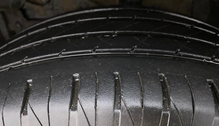 2020 Maruti Vitara Brezza ZXI+ AT SHVS DUAL TONE, Petrol, Automatic, 21,084 km, Left Front Tyre Tread