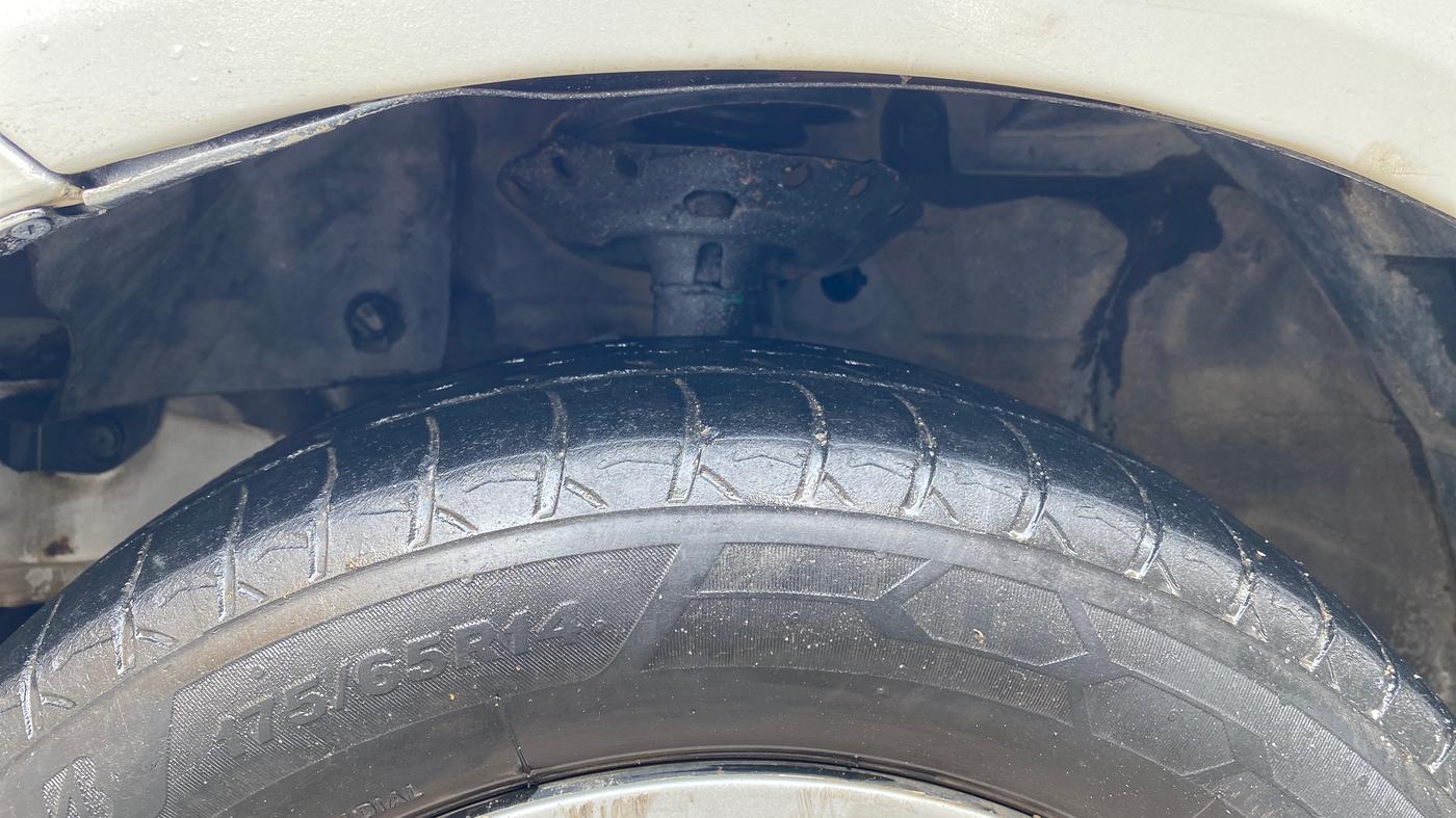 2017 Honda Brio S MT, Petrol, Manual, 1,00,216 km, Left Front Tyre Tread