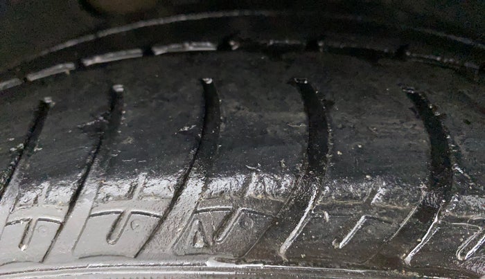 2014 Volkswagen Jetta COMFORTLINE TDI, Diesel, Manual, 1,20,112 km, Right Front Tyre Tread