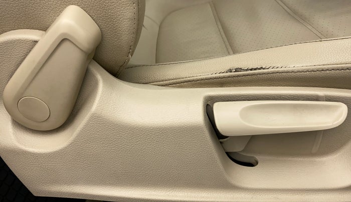 2014 Volkswagen Jetta COMFORTLINE TDI, Diesel, Manual, 1,20,112 km, Driver Side Adjustment Panel