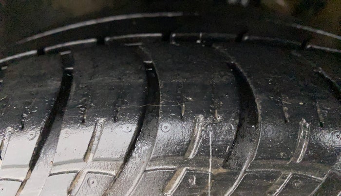 2014 Volkswagen Jetta COMFORTLINE TDI, Diesel, Manual, 1,20,112 km, Left Front Tyre Tread