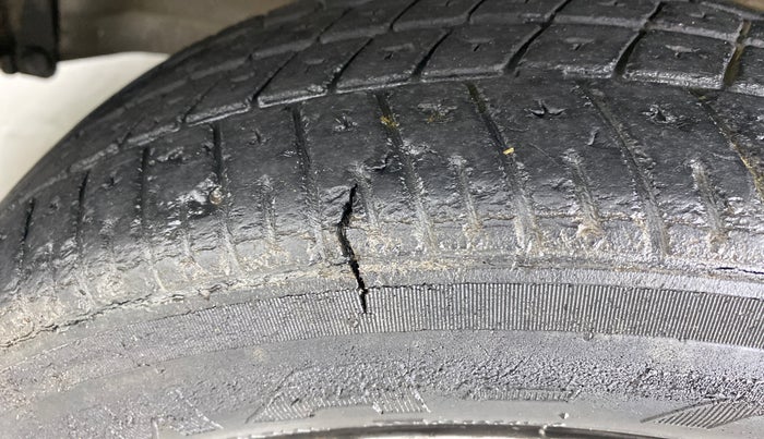 2017 Maruti Wagon R 1.0 VXI+ AMT, Petrol, Automatic, 37,432 km, Left front tyre - Minor crack