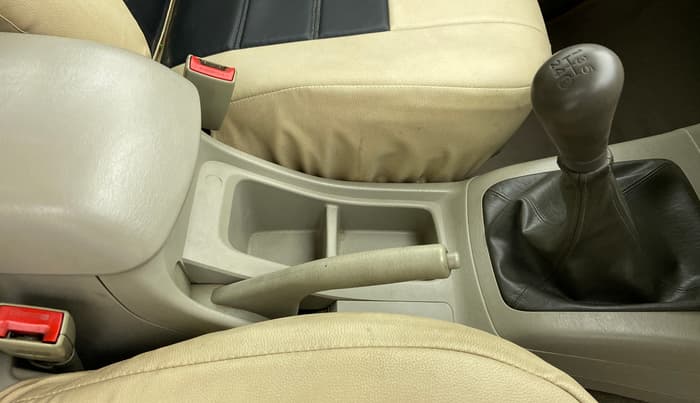 2014 Toyota Innova 2.5 GX 8 STR BS IV, Diesel, Manual, 1,20,130 km, Gear Lever