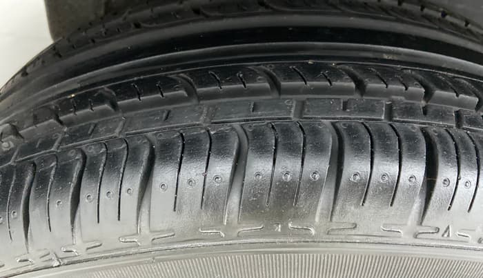 2014 Toyota Innova 2.5 GX 8 STR BS IV, Diesel, Manual, 1,20,130 km, Right Rear Tyre Tread