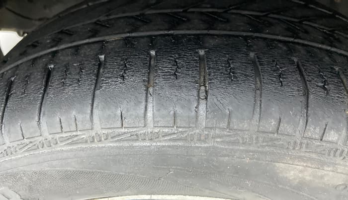 2014 Toyota Innova 2.5 GX 8 STR BS IV, Diesel, Manual, 1,20,130 km, Left Front Tyre Tread