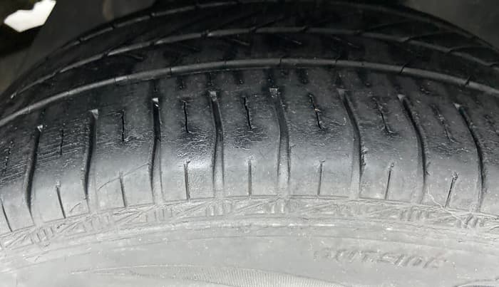 2014 Toyota Innova 2.5 GX 8 STR BS IV, Diesel, Manual, 1,20,130 km, Right Front Tyre Tread