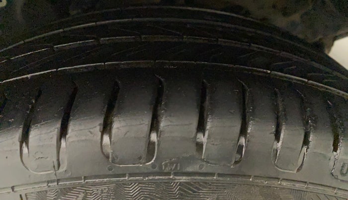 2015 Toyota Innova 2.5 VX 7 STR, Diesel, Manual, 1,21,038 km, Left Front Tyre Tread